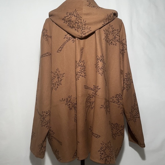 Anne Carson Woman Zip-Front Linen Hoodie in 3X with Palm Tree Graphic Print - Picture 6 of 14